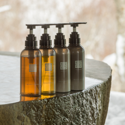 Exclusive hair and bath products developed in association with SHRONO CHARME by Hokkaido hair and makeup designer Seitaro Tanaka, contain Chronochardi, which is derived from Yoichi white grape skins discarded during wine-making. The natural pine, cedar, and cypress fragrance, inspired by the forests of Niseko, creates a relaxing and refreshing ambiance, while the fragrance of ylang-ylang and geranium gently relaxes. All products are free of harmful parabens, synthetic fragrances, are made in Japan and are not tested on animals.