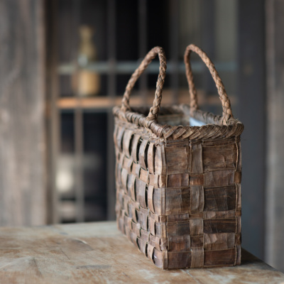 Baskets and bags for use during your stay are handmade by Hiroko Kasahara (Atelier Hiroko) using branches pruned from local vines and spring water from the same land to clean, tan and make the bags.