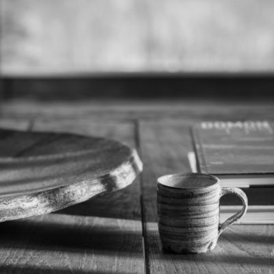 Tableware and handbasins are handmade exclusively for SHIGUCHI by local artists. Artist: Shinpei Mawatari, Yoichi, Hokkaido, uses clay from Ebetsu, Hokkaido and Niseko, and glazes with ash from burning branches pruned from apple trees and vines grown in Yoichi Town. Artist: Manabu Kaji, Rusutsu Village, Hokkaido, collects and mixes his own Hokkaido clay, mainly from Rankoshi, Nopporo, Kembuchi, Tomebe, Takinoue, and Otaru. He produces wild, bold, and original works of Nanban-yakishime art on his potter’s wheel and in his wood-fired and coal kilns.